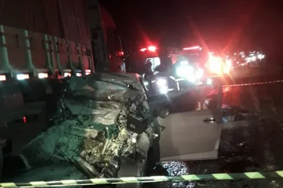 Quatro pessoas morreram em acidente envolvendo um carro e um caminhão na BR-386, em Tio Hugo, no norte do Estado, na noite de 23 de julho de 2021. Vítimas estavam em um HB20 com placas de Porto Alegre<!-- NICAID(14843735) -->