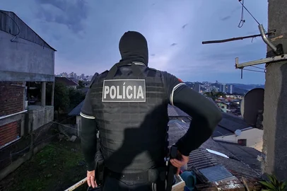 Grupo é preso em Caxias do Sul por fraude em compra e venda de veículos <!-- NICAID(16340297) -->