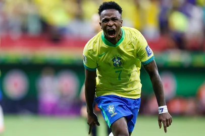 Torcedores chegam ao Estádio Mané Garrincha para a partida entre Brasil e ColômbiaDF - ELIMINATÓRIAS/BRASIL X COLÔMBIA - ESPORTES - O atacante Vinícius Júnior, do Brasil, comemora após marcar o segundo gol da equipe nos acréscimos da partida entre   Brasil e Colômbia válida pelas Eliminatórias Sul-Americanas para a Copa do Mundo de 2026, no Estádio Mané   Garrincha, em Brasília, na noite desta quinta-feira (20). A seleção brasileira venceu por 2 a 1.    20/03/2025 - Foto: WILTON JUNIOR/ESTADÃO CONTEÚDOEditoria: ESPORTESLocal: BRASÍLIAIndexador: WILTON JUNIORFonte: ESTADAO CONTEUDOFotógrafo: ESTADÃO CONTEÚDO<!-- NICAID(16000298) -->