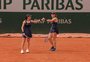 Luisa Stefani vai às oitavas de final nas duplas em Roland Garros e enfrentará líderes do ranking