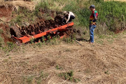 Clube do Ouvinte / Divulgação Agricultor fica ferido em acidente com máquina agrícola no interior de Sertão