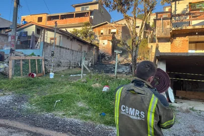Dois homens são encaminhados ao hospital depois de inalarem fumaça ao combater incêndio no bairro Reolon.<!-- NICAID(16210840) -->