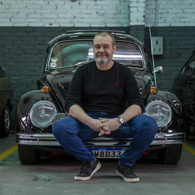 03/08/2023 - PORTO ALEGRE, RS - A mecânica Autobahn Classic Cars, do bairro Navegantes, em Porto Alegre, de José Carlos Gasparetto, que tem como um de seus serviços, o conserto de veículos antigos. FOTO: Jefferson Botega, Agência RBSIndexador: Jefferson Botega<!-- NICAID(15500126) -->