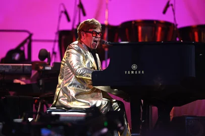 775967125British legendary singer Elton John performs on the Pyramid Stage on day 5 of the Glastonbury festival in the village of Pilton in Somerset, southwest England, on June 25, 2023. Elton John closes out Britain's legendary Glastonbury Festival on Sunday in what has been billed as his final UK performance. The 76-year-old pop superstar is winding down a glittering live career with a global farewell tour, having played his last concerts in the United States in May ahead of a final gig in Stockholm on July 8. (Photo by Oli SCARFF / AFP)Editoria: ACELocal: PiltonIndexador: OLI SCARFFSecao: musicFonte: AFPFotógrafo: STF<!-- NICAID(15466120) -->