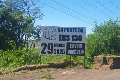 Moradores instalam placa cobrando promessa do governo do Estado que pretende inaugurar em 29 de março a nova ponte entre Lajeado e Arroio do Meio. Foto: Ian Tâmbara / Agência RBS<!-- NICAID(15989041) -->