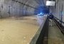 Chuva causa alagamento e bloqueio no Túnel do Morro do Boi, em Balneário Camboriú