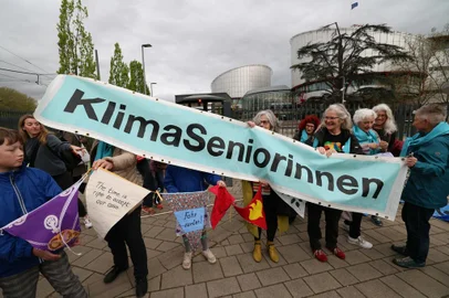Protesters hold a banner reading "The climate's seniors" during a rally before the European Court of Human Rights (ECHR) decides in three separate cases if states are doing enough in the face of global warming in rulings that could force them to do more, in Strasbourg, eastern , on April 9, 2024. All three cases accuse European governments of inaction or insufficient action in their measures against global warming. In a sign of the importance of the issue, the cases have all been treated as priority by the Grand Chamber of the ECHR, whose 17 judges can set a potentially crucial legal precedent. (Photo by Frederick FLORIN / AFP)Editoria: ENVLocal: StrasbourgIndexador: FREDERICK FLORINSecao: justice and rightsFonte: AFPFotógrafo: STF<!-- NICAID(15733020) -->