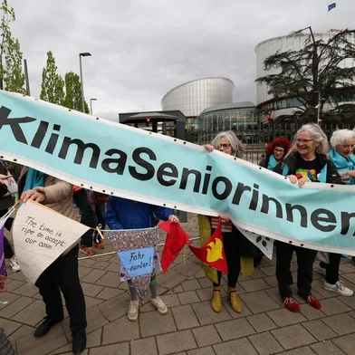 Protesters hold a banner reading "The climate's seniors" during a rally before the European Court of Human Rights (ECHR) decides in three separate cases if states are doing enough in the face of global warming in rulings that could force them to do more, in Strasbourg, eastern France, on April 9, 2024. All three cases accuse European governments of inaction or insufficient action in their measures against global warming. In a sign of the importance of the issue, the cases have all been treated as priority by the Grand Chamber of the ECHR, whose 17 judges can set a potentially crucial legal precedent. (Photo by Frederick FLORIN / AFP)Editoria: ENVLocal: StrasbourgIndexador: FREDERICK FLORINSecao: justice and rightsFonte: AFPFotógrafo: STF<!-- NICAID(15733020) -->