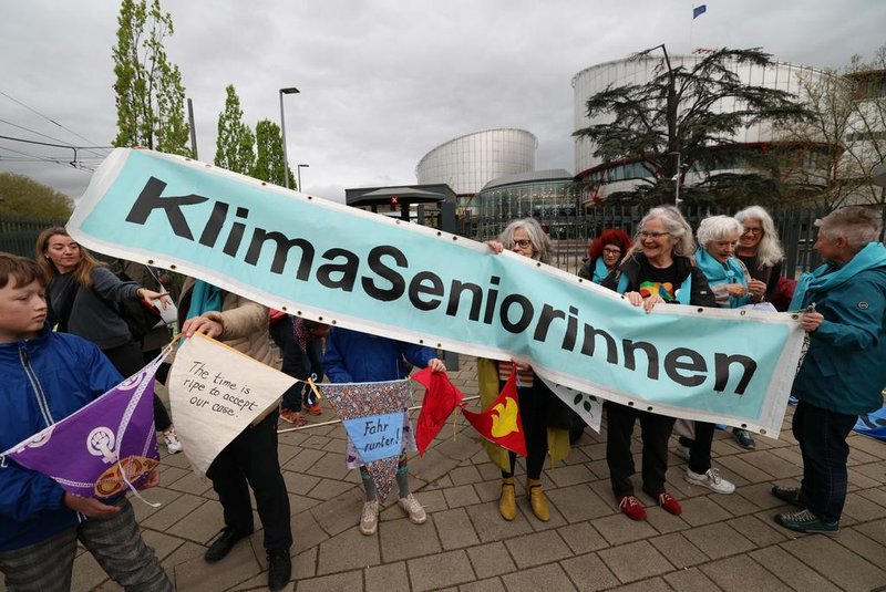 Protesters hold a banner reading "The climate's seniors" during a rally before the European Court of Human Rights (ECHR) decides in three separate cases if states are doing enough in the face of global warming in rulings that could force them to do more, in Strasbourg, eastern France, on April 9, 2024. All three cases accuse European governments of inaction or insufficient action in their measures against global warming. In a sign of the importance of the issue, the cases have all been treated as priority by the Grand Chamber of the ECHR, whose 17 judges can set a potentially crucial legal precedent. (Photo by Frederick FLORIN / AFP)Editoria: ENVLocal: StrasbourgIndexador: FREDERICK FLORINSecao: justice and rightsFonte: AFPFotógrafo: STF<!-- NICAID(15733020) -->