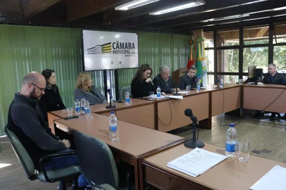 Uma audiência pública na tarde desta sexta-feira (25), promovida pela Comissão de Desenvolvimento Econômico, Fiscalização, Controle Orçamentário e Turismo (CDEFCOT) da Câmara de Caxias do Sul, discutiu a Lei de Diretrizes Orçamentárias (LDO) proposta para o exercício de 2024 pela prefeitura. Foi a oportunidade de o Executivo expor publicamente, pela primeira vez, os números previstos, já que a LDO foi tema de muitas críticas nas últimas semanas, em especial na sessão do dia 3 de agosto do Legislativo.<!-- NICAID(15521187) -->