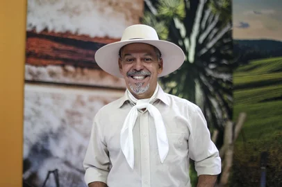 PORTO ALEGRE, RS, BRASIL, 03-06-2025: Fotos para divulgação do novo convidado do mês do Galpão Crioulo. Na foto: Capitão Faurino e Neto Fagundes. Foto: Camila Hermes/Agencia RBS<!-- NICAID(16070330) -->