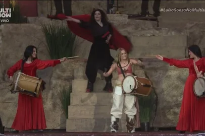 Durante as faixas “Melhor Sozinha” e “Onde é Que Deu Errado?” subiram ao palco bailarinos (que não eram os do ballet da Luísa) trajando roupas típicas gaúchas, reverenciando a cultura da artista.“Penhasco”, “Penhasco 2” e “Chico” não poderiam ficar de fora do set. Sonza também cantou os hits “Musa do Verão“, colaboração com Marshmello e “SentaDONA (remix)“, com Davi Kneip, MC Frog e Dj Gabriel do Borel. A apresentação marcou uma ótima estreia para Luísa no maior palco do festival e mostrou sua evolução como artista, que entregou um show pensado nos detalhes, coeso e enérgico.<!-- NICAID(15873054) -->