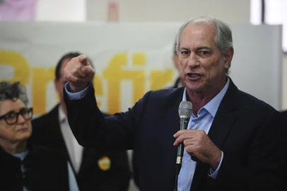CAXIAS DO SUL, RS, BRASIL, 09/06/2022. O pré-candidato a presidência da república, Ciro Gomes, em visita à Caxias, concedeu entrevista coletiva na sede da 25ª Região Tradicionalista, em evento do partido. (Bruno Todeschini/Agência RBS)<!-- NICAID(15119748) -->