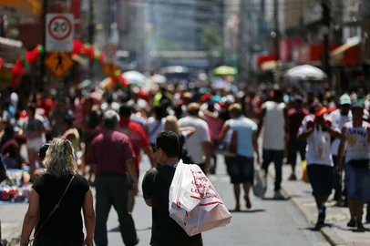 PORTO ALEGRE, RS, BRASIL, 24-12-2016: Movimento de compras natalinas de última hora, no centro de Porto Alegre. Na foto, Rua Voluntários da Pátria (FOTO FÉLIX ZUCCO/AGÊNCIA RBS, Editoria de Notícias).<!-- NICAID(12640297) -->