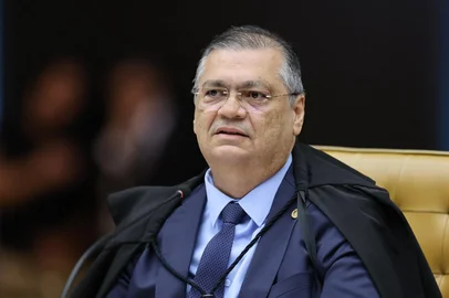 O Ministro do Supremo Tribunal Federal (STF), Flávio Dino, votou a favor da responsabilização das redes sociais por conteúdos postados por usuários. A corte retomou nesta quarta-feira (11) o julgamento com a decisão de Dino, o quinto ministro a votar sobre o tema.— Liberdade sem responsabilidade é tirania —  disse ao declar o voto.Dino adotou uma posição de mediação entre os entendimentos já apresentados pelos colegas, retomando argumentos anteriores e reforçou que, segundo a Constituição, há limites a liberdade de expressão.<!-- NICAID(16057404) -->