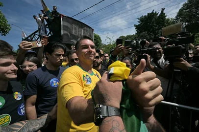 Brazil's right-wing senator and presidential candidate Flavio Bolsonaro of the Liberal Party (PL) greets supporters during a campaign rally on the eve of the general election, in Santa Barbara d'Oeste, state of Sao Paulo, Brazil on October 3, 2026. Brazilians go to the polls on October 4, 2026, in a tight race led by leftist President Luiz Inacio Lula da Silva and right-wing senator Flavio Bolsonaro, son of former president Jair Bolsonaro, who is serving house arrest. (Photo by NELSON ALMEIDA / AFP)Editoria: POLLocal: Santa Bárbara d'OesteIndexador: NELSON ALMEIDASecao: electionFonte: AFPFotógrafo: STF<!-- NICAID(16379417) -->