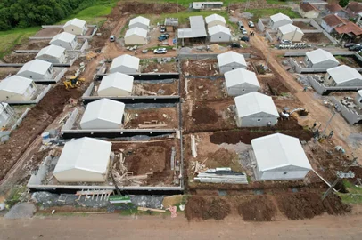 Casas para famílias atingidas por enchentes em Santa Tereza serão concluídas somente em 2026.<!-- NICAID(16189622) -->