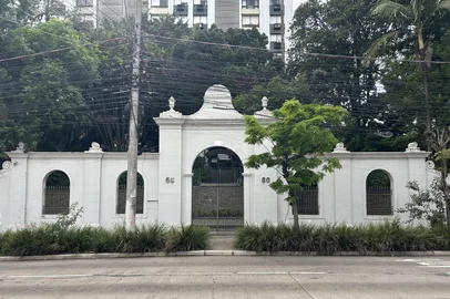 Muro que pertenceu ao solar da família Sopher, na Avenida Carlos Gomes.<!-- NICAID(16371778) -->