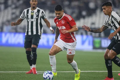 Botafogo vs Internacional no Estádio Nilton Santos pelo Brasileirão 2025 - Foto: Ricardo Duarte/SC Internacional/DivulgaçãoIndexador: ricardo duarte<!-- NICAID(16035065) -->