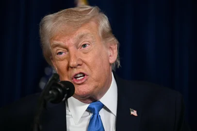 US President Donald Trump speaks to the press following US military actions in Venezuela, at his Mar-a-Lago residence in Palm Beach, Florida, on January 3, 2026. President Trump said Saturday that US forces had captured Venezuelan leader Nicolas Maduro after launching a "large scale strike" on the South American country. (Photo by Jim WATSON / AFP)Editoria: WARLocal: Palm BeachIndexador: JIM WATSONSecao: international relationsFonte: AFPFotógrafo: STF<!-- NICAID(16197379) -->