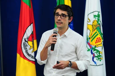 CAXIAS DO SUL, RS, BRASIL, 14/04/2023. Audiência pública convocada pela prefeitura de Caxias do Sul, responsável pela proposta de concessão do complexo Maesa. O encontro que acontece no auditório da prefeituraivo, será o primeiro sob responsabilidade do Executivo, e o segundo desde que o projeto foi apresentado oficialmente à comunidade, convocada pela Frente Parlamentar "A Maesa é Nossa". Na foto, secretário de parcerias estratégicas da cidade, Matheus Neres da Rocha. (Porthus Junior/Agência RBS)<!-- NICAID(15403322) -->