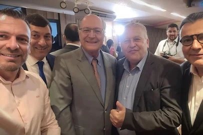 Na tarde desta quinta-feira (11), na sede Nacional do PSB em Brasília, o presidente municipal do PSB de Caxias do Sul, vereador Zé Dambrós, e o vereador licenciado e ex-Secretário Municipal de Habitação, Wagner Petrini, estiveram reunidos com o vice-presidente da república, Geraldo Alckmin. <!-- NICAID(15732751) -->