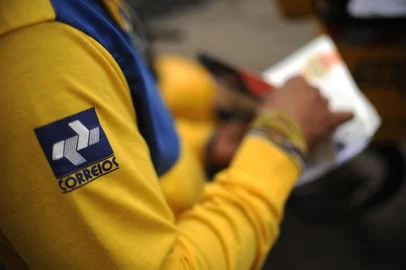 CAXIAS DO SUL, RS, BRASIL, 25/01/2017. Falta de carteiros na região causa sobrecarga aos profissionais e atraso de entregas dos correios na cidade. (Diogo Sallaberry/Agência RBS)<!-- NICAID(12695568) -->