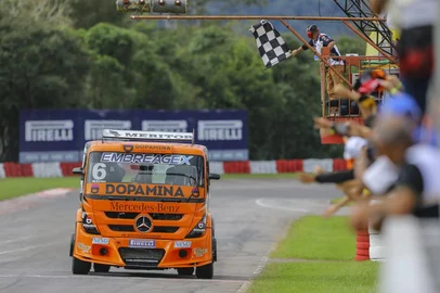 A equipe AM MotorSport/império Truck Racing é a primeira a garantir dois caminhões na Grande Final da Copa Truck, prevista para o mês de dezembro, em Curitiba. Neste domingo, Wellington Cirino (foto) conquistou o título da Copa Sul, em Guaporé (RS), ao vencer a primeira corrida e chegar em sexto lugar na segunda prova. André Marques ficou com o Troféu Bronze, com dois quartos lugares.<!-- NICAID(13503964) -->