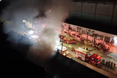 CINEMATECA VILA LEOPOLDINA INCÊNDIOSP - CINEMATECA-VILA-LEOPOLDINA-INCÊNDIO - GERAL - Cinemateca na Vila Leopoldina pega fogo,  na cidade de São Paulo, SP, nesta noite de quinta-feira (29). 29/07/2021 - Foto: RONALDO SILVA/FUTURA PRESS/FUTURA PRESS/ESTADÃO CONTEÚDOEditoria: GERALLocal: SÃO PAULOIndexador: RONALDO SILVAFotógrafo: FUTURA PRESS<!-- NICAID(14849076) -->
