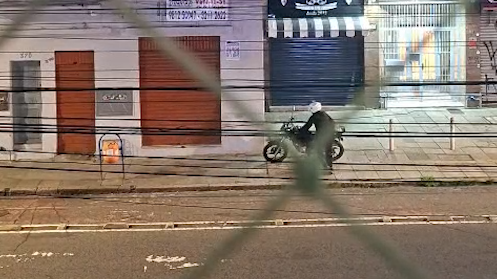 Suspeito perde arma na Cidade Baixa ap&oacute;s dicuss&atilde;o e tiroteio