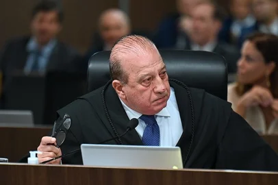 O ministro do Tribunal de Contas da União, Augusto Nardes, se emocionou durante um discurso na sessão da corte para análise prévia das contas do governo federal de 2024. Ao falar da dívida dos produtores rurais do Rio Grande do Sul, Nardes chorou e logo depois seu nariz começou a sangrar. O caso ocorreu na manhã desta quarta-feira (11).