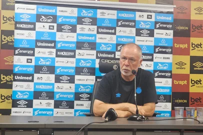 RECIFE, PE, BRASIL, 07-12-2025: Coletiva de Mano Menezes após Sport x Grêmio, na Ilha do Retiro, pelo Brasileirão Série A 2025. Foto: Filipe Duarte/Agência RBS<!-- NICAID(16182272) -->