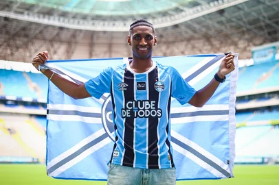 Ensaio fotográfico na Arena do Grêmio com o atacante Tetê, novo reforço tricolor.<!-- NICAID(16202871) -->