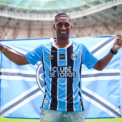 Ensaio fotográfico na Arena do Grêmio com o atacante Tetê, novo reforço tricolor.<!-- NICAID(16202871) -->