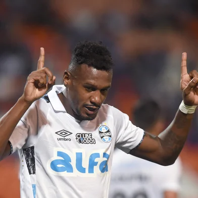 Gremio's midfielder #08 Edenilson celebrates scoring his team's first goal during the Copa Sudamericana group stage football match between Argentina's Godoy Cruz and Brazil's Gremio at the Malvinas Argentinas stadium in Mendoza, Argentina, on April 24, 2025. (Photo by Andres LARROVERE / AFP)Editoria: SPOLocal: MendozaIndexador: ANDRES LARROVERESecao: soccerFonte: AFPFotógrafo: STR<!-- NICAID(16023881) -->