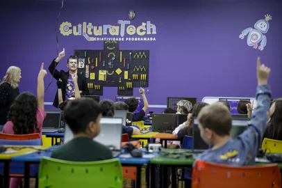 SÃO LEOPOLDO, RS, BRASIL - 2025.06.04 - A escola EMEF Dr. Paulo da Silva Couto recebeu uma sala preparada para desenvolver atividades de robótica e tecnologia. Essa semana são as primeiras aulas no novo espaço, com tuas de 3° a 5°. (Foto: André Ávila/ Agência RBS)Indexador: Andre Avila<!-- NICAID(16052479) -->