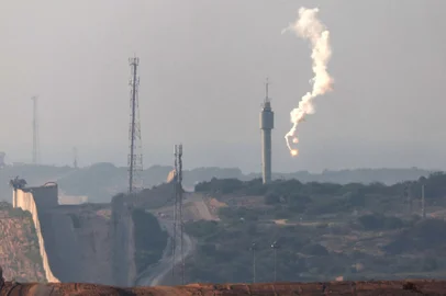 A picture taken from the southern Israeli town of Sderot shows flares fired by the Israeli army above the northern border of the Gaza Strip on October 16, 2023. Thousands of people, both Israeli and Palestinians have died since October 7, 2023, after Palestinian Hamas militants based in the Gaza Strip, entered southern Israel in a surprise attack leading Israel to declare war on Hamas in Gaza on October 8. (Photo by JACK GUEZ / AFP)Editoria: WARLocal: SderotIndexador: JACK GUEZSecao: armed conflictFonte: AFPFotógrafo: STF<!-- NICAID(15570096) -->