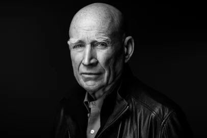 Brazilian photojournalist Sebastiao Salgado poses during a photo session in Paris on May 18, 2021. (Photo by JOEL SAGET / AFP)Editoria: ACELocal: ParisIndexador: JOEL SAGETSecao: photographyFonte: AFPFotógrafo: STF<!-- NICAID(16044203) -->