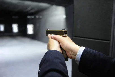PORTO ALEGRE,RS,BRASIL.2021,07,09.Compra de armas novas cresce no primeiro semestrede 2011 no Rs.Na Escola e Clube de Tiro houve crescimento de pessoas que buscam treinamento.(RONALDO BERNARDI/AGENCIA RBS).<!-- NICAID(14830097) -->