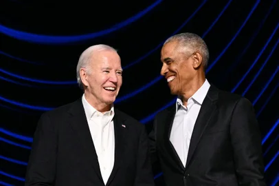 Joe Biden e Barack Obama em evento de campanha em junho de 2024.(Photo by Mandel NGAN / AFP)<!-- NICAID(15819537) -->
