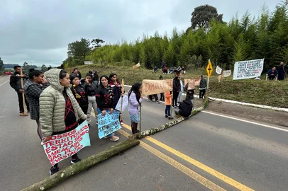 Indígenas bloqueiam rodovias do norte gaúcho em protesto contra o fim de demarcações<!-- NICAID(16055659) -->