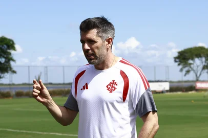 PORTO ALEGRE, RS, BRASIL, 05-01-2026: Jogadores do Internacional participam do primeiro treino da temporada 2026, marcado pela presença do novo treinador, o uruguaio Paulo Pezzolano. A atividade também contou com Abel Braga, Fabinho Soldado e o presidente Alessandro Barcellos. Foto: Jeff Botega/Agência RBSIndexador: jeff botega<!-- NICAID(16197878) -->