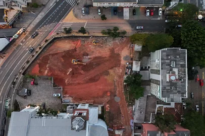 PORTO ALEGRE, RS, BRASIL, 04-08-2026: Avanço de novo empreendimento no local onde ficava uma praça, na esquina das ruas 24 de Outubro com Silva Jardim, no bairro Auxiliadora. No local será construído um prédio residencial, que fica ao lado da Paróquia Nossa Senhora Auxiliadora. Foto: Bruno Todeschini/Grupo RBS<!-- NICAID(16340108) -->