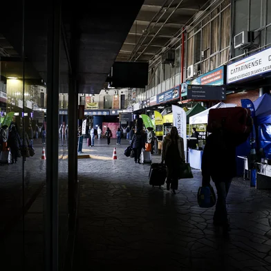 Porto Alegre, RS, Brasil, 05-09-2024: Dois meses após a retomada da operação 24 horas, a estação rodoviária de Porto Alegre ainda tem lojas fechadas e barracas para venda de passagens interestaduais. Parte dos estabelecimentos comerciais em funcionamento no local estava sem energia elétrica hoje, restabelecida em parte para algumas lojas no fim da manhã. Foto: Mateus Bruxel / Agência RBSIndexador: MATEUS BRUXEL<!-- NICAID(15858934) -->
