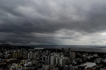 porto alegre, rs ,brasilClima. Chuva se aproxima da capital.Local: Porto Alegre<!-- NICAID(16008619) -->
