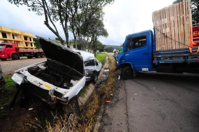 acidente entre caminhão e carro deixa duas pessoas feridas na ERS444 com a RSC453<!-- NICAID(14889311) -->