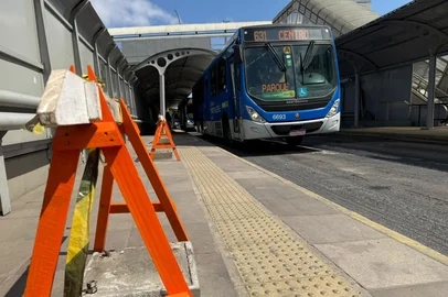 Novo asfalto do corredor de ônibus da Avenida Benjamin Constant ficou muito alto e precisou ser removido porque ônibus elétrico colidiu em cobertura de parada em Porto Alegre. Foto: Jocimar Farina/Grupo RBS<!-- NICAID(16368568) -->