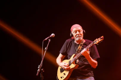 PORTO ALEGRE, RS, BRASIL, 24.03.2023: Os integrantes da banda Kleiton, Kledir, Quico, Gilnei, João Baptista e Zé Flávio- Os Almôndegas se reúnem em apresentação histórica no Araújo Vianna. Foto: Camila Hermes/Agencia RBS<!-- NICAID(15385504) -->