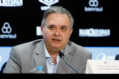 Duda Fortes / Agencia RBS PORTO ALEGRE, RS, BRASIL, 10-12-2025: Apresentação do novo CEO e dos integrantes do departamento de futebol do Grêmio. Da e/d: Rafael Lima, diretor de futebol ; Luiz Felipe Escolari, coordenador técnico de futebol; Alex Leitão, CEO do Grêmio; Odorico Roman, presidente; Antônio Dutra Júnior, vice-presidente de futebol; Paulo Pelaipe, executivo de futebol. Fotos: Duda Fortes/Agencia RBS<!-- NICAID(16184076) -->