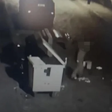 Homem é flagrado retirando lixo de contêiner e jogando na rua em Caxias do Sul. O caso ocorreu por volta de 3h de domingo, na Rua Irma Valiera, bairro São Pelegrino<!-- NICAID(15464912) -->